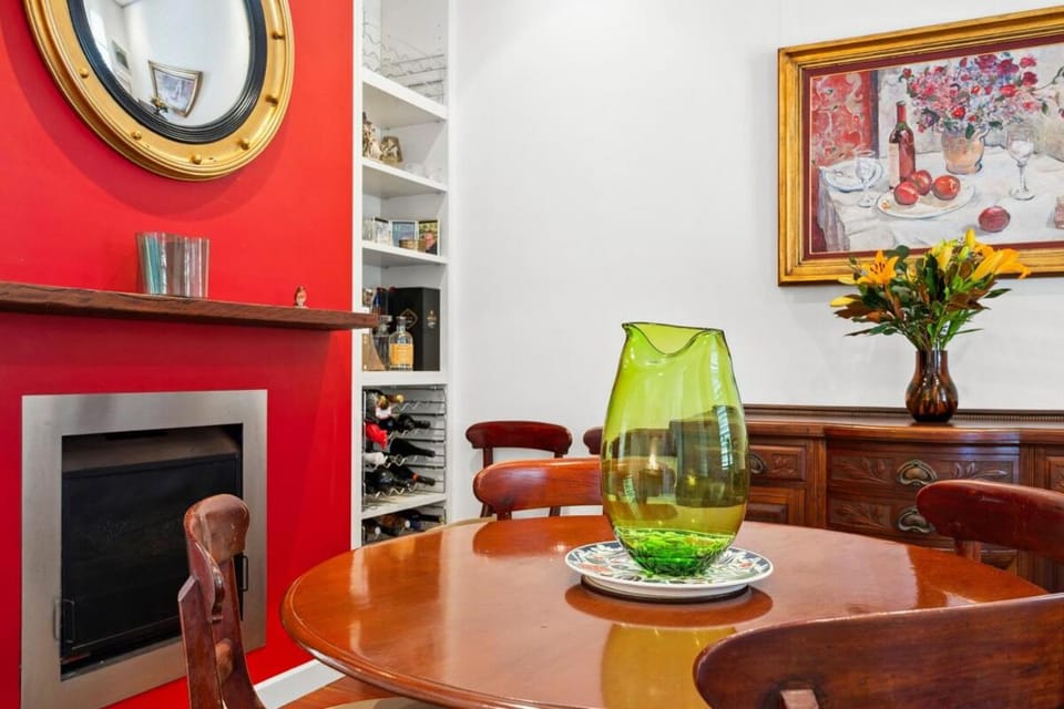Stylish Fully Renovated Luxe 3BR, 2BA Balmain Terrace near Parks, Ferry, Cafes & Pubs House in Sydney