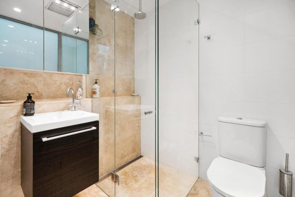Stylish Fully Renovated Luxe 3BR, 2BA Balmain Terrace near Parks, Ferry, Cafes & Pubs House in Sydney