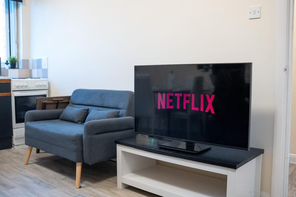 Communal lounge/ TV room, TV and multimedia, Living room, Seating area, Evening entertainment