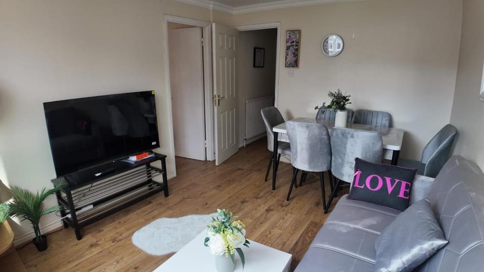 Spacious 5BR 3BA Duplex in Prime Zone 2 Near Tube and River Apartment in London
