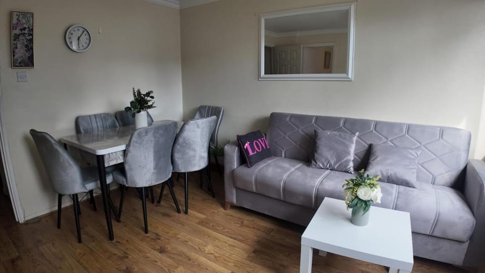 Spacious 5BR 3BA Duplex in Prime Zone 2 Near Tube and River Apartment in London