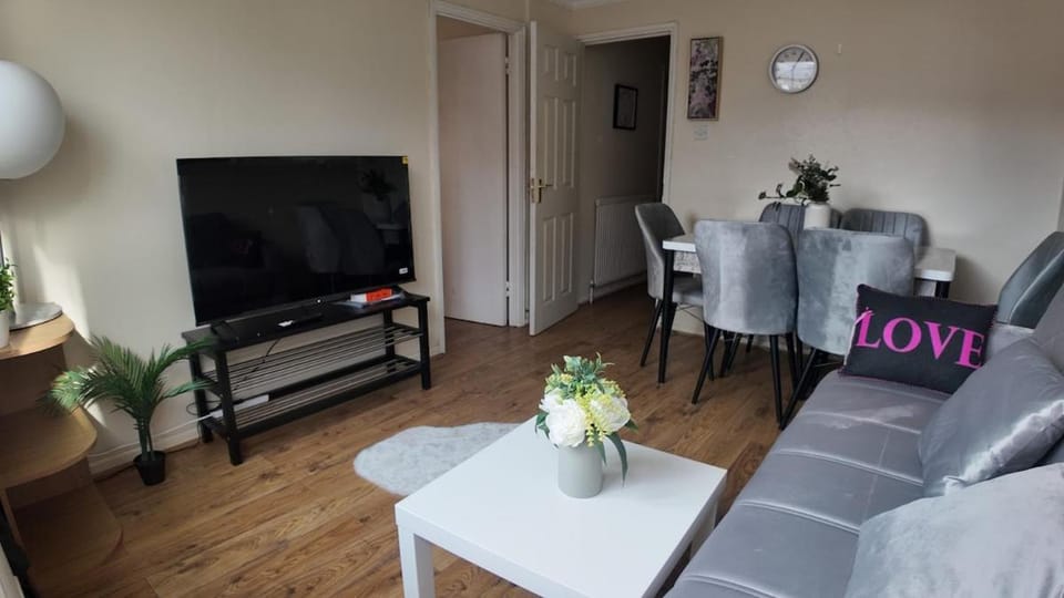 Spacious 5BR 3BA Duplex in Prime Zone 2 Near Tube and River Apartment in London