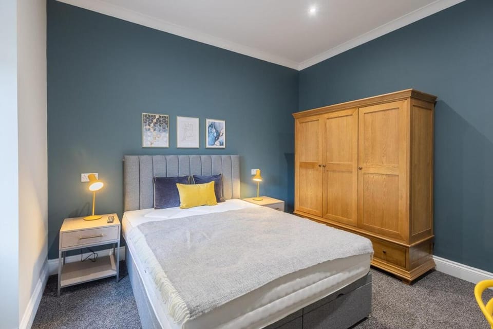 3BR Gem West End Walk to Glasgow Uni Parking Apartment in Glasgow