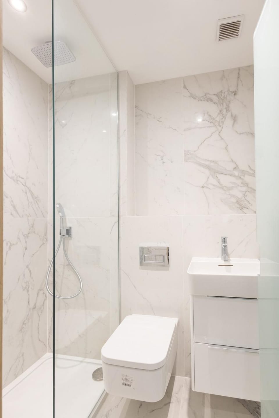 3BR Gem West End Walk to Glasgow Uni Parking Apartment in Glasgow