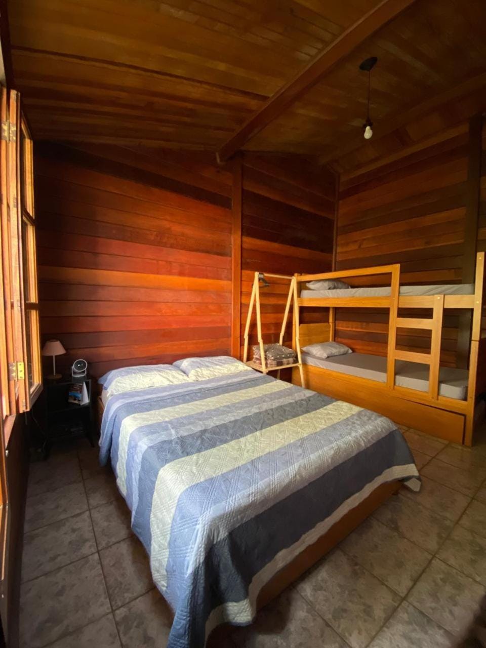 Quarto Outono em Casa de Madeira com Piscina no Alto da Serra - PetFriendly Vacation rental in Cotia