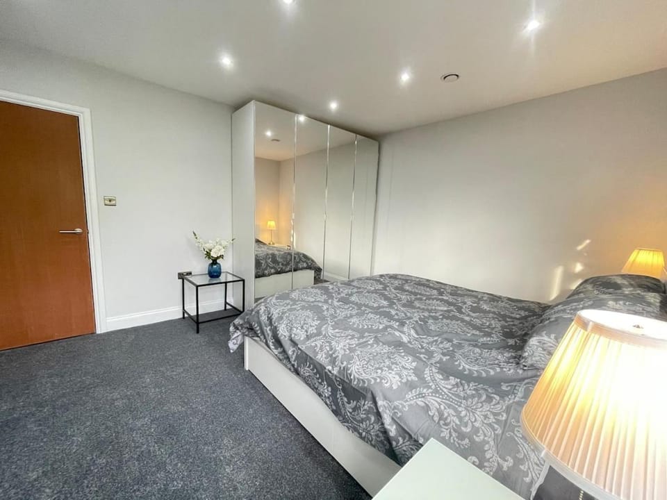 Newly built spacious 1 bedroom apartment Apartment in London