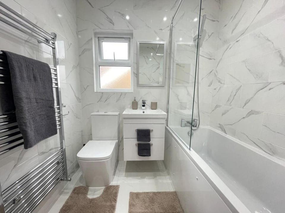 Newly built spacious 1 bedroom apartment Apartment in London