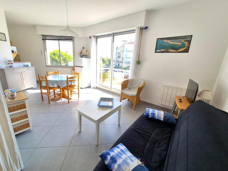 Studio Lumineux Proche Plage et Commerces aux Sables-d'Olonne Animaux Admis - FR-1-92-953 Apartment in Château-d'Olonne