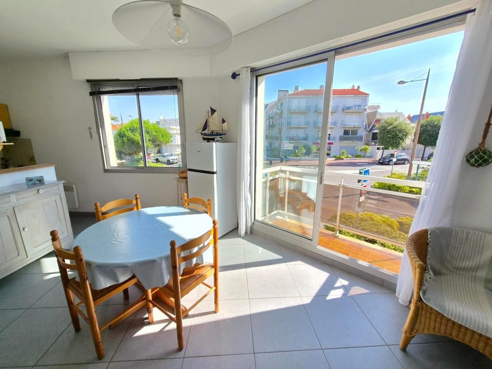 Studio Lumineux Proche Plage et Commerces aux Sables-d'Olonne Animaux Admis - FR-1-92-953 Apartment in Château-d'Olonne
