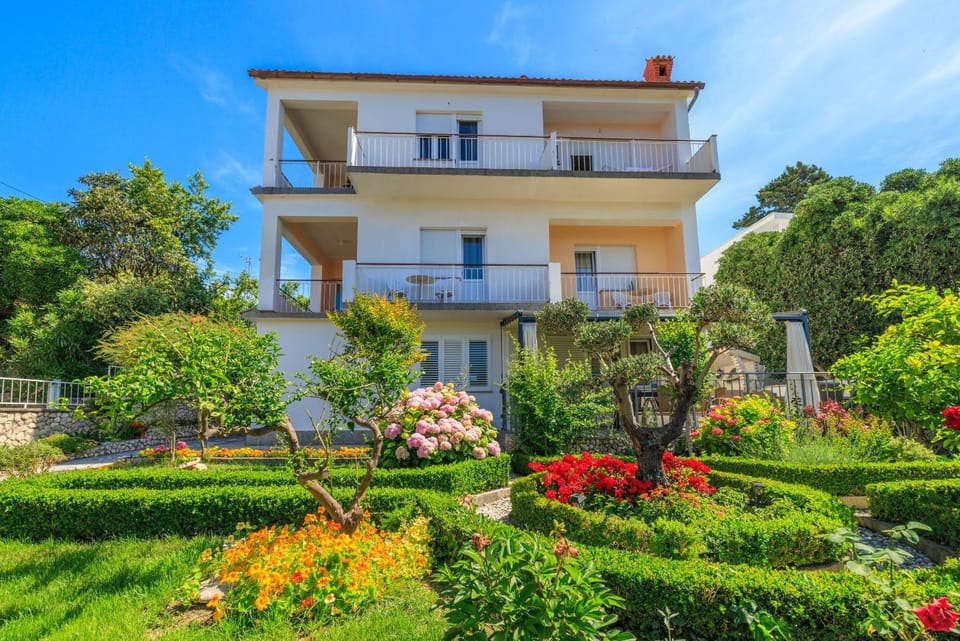 Patio, Facade/entrance