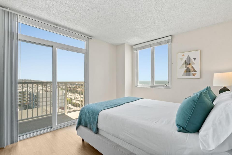 Bed, View (from property/room), Balcony/Terrace, Photo of the whole room, Bedroom, City view