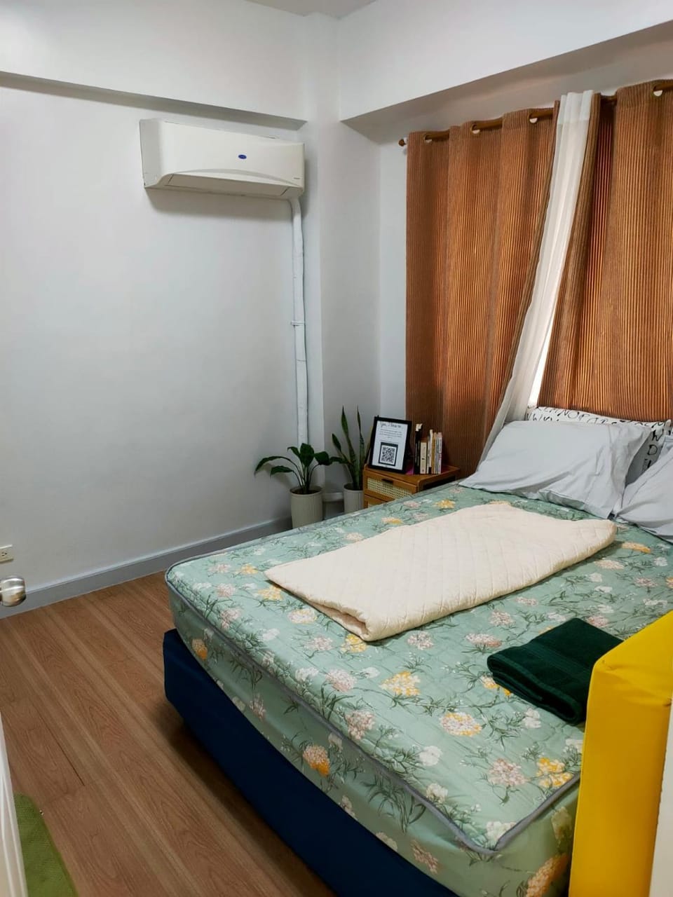 Bed, Photo of the whole room, Bedroom, towels, air conditioner