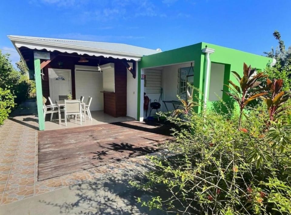 Gîte Orchidée piscine commune House in Grande-Terre, Guadeloupe