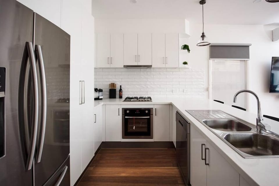 Stylish Retreat Walk to Beach Local Hot Springs House in Melbourne