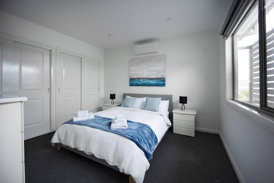 Stylish Retreat Walk to Beach Local Hot Springs House in Melbourne
