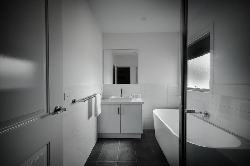 Stylish Retreat Walk to Beach Local Hot Springs House in Melbourne
