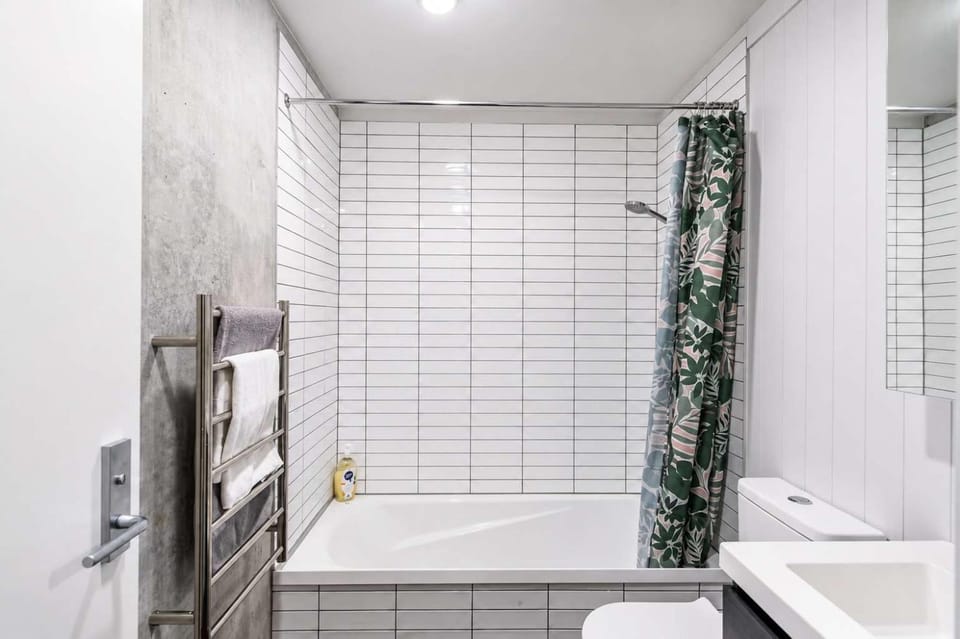 Cozy Studio - Private Balcony Bath and Tub Apartment in Lower Hutt
