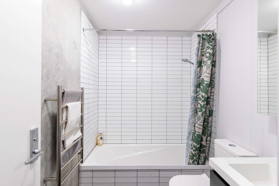 Cozy Studio - Private Balcony Bath and Tub Apartment in Lower Hutt