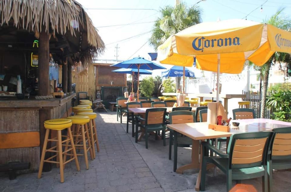 Village Breeze III - Heated Pool, Private Patio, Village and Beach! Apartment in Siesta Key