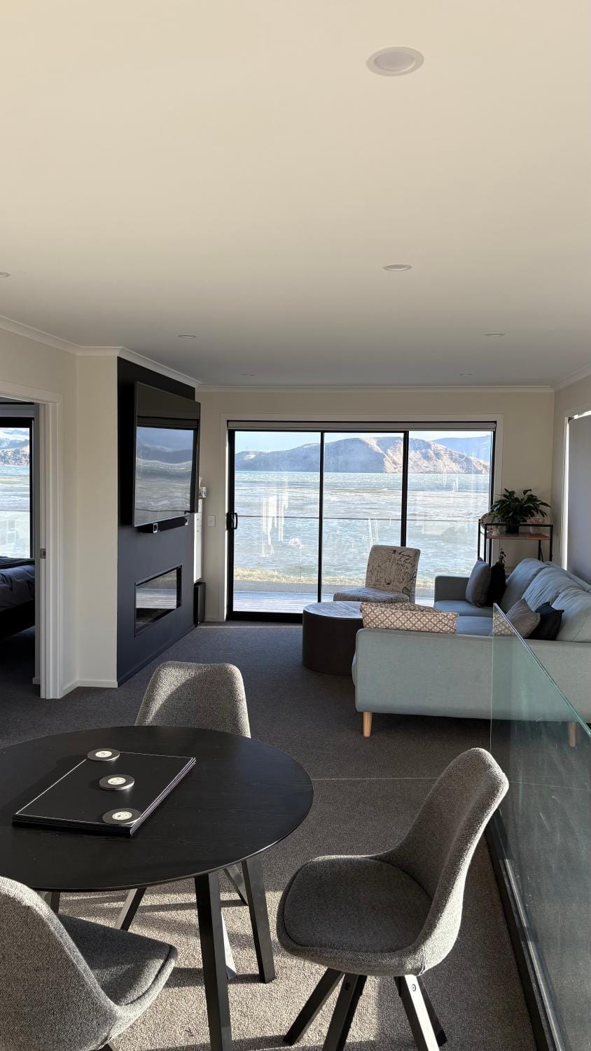 TV and multimedia, Living room, Seating area, Dining area