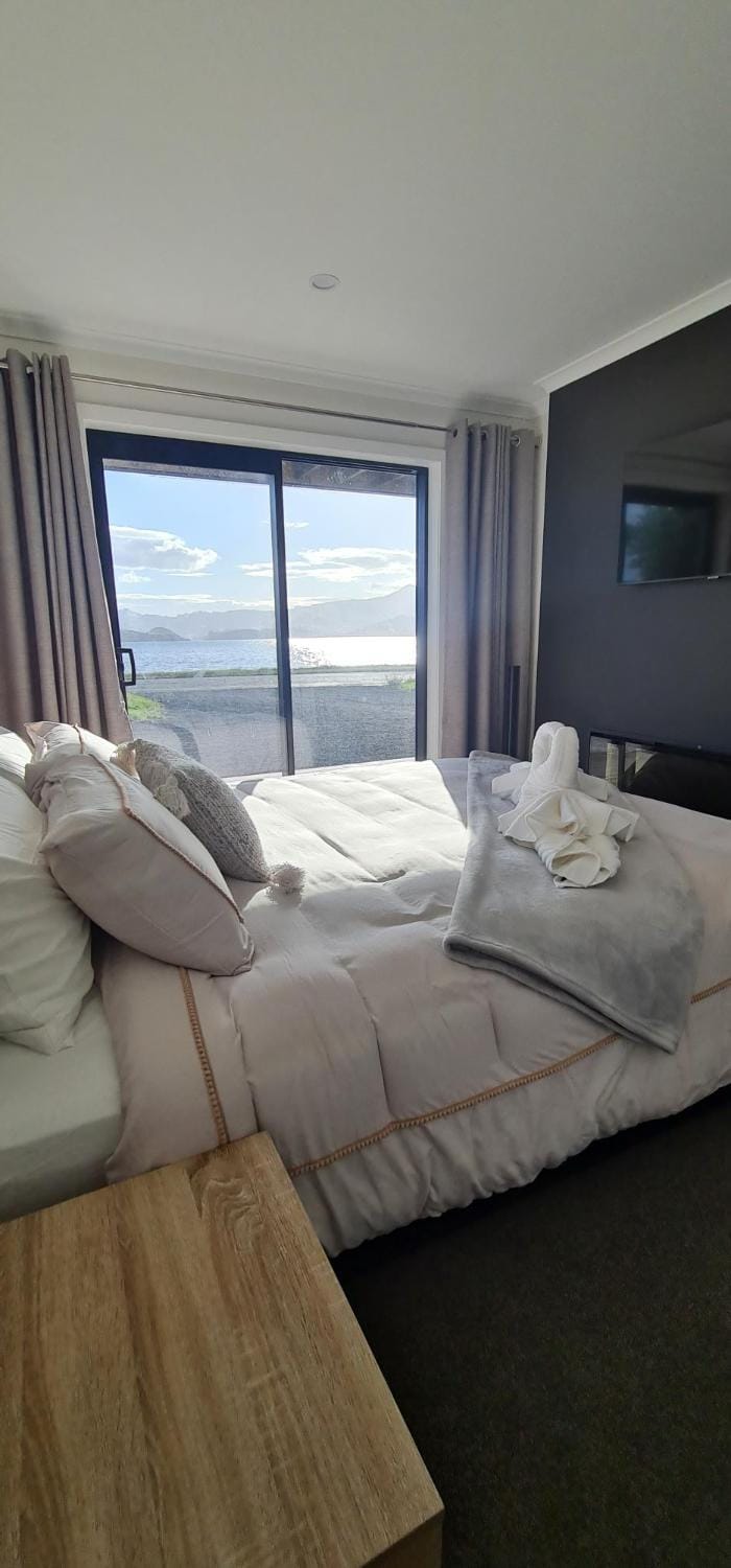 Bed, TV and multimedia, Photo of the whole room, Bedroom, towels