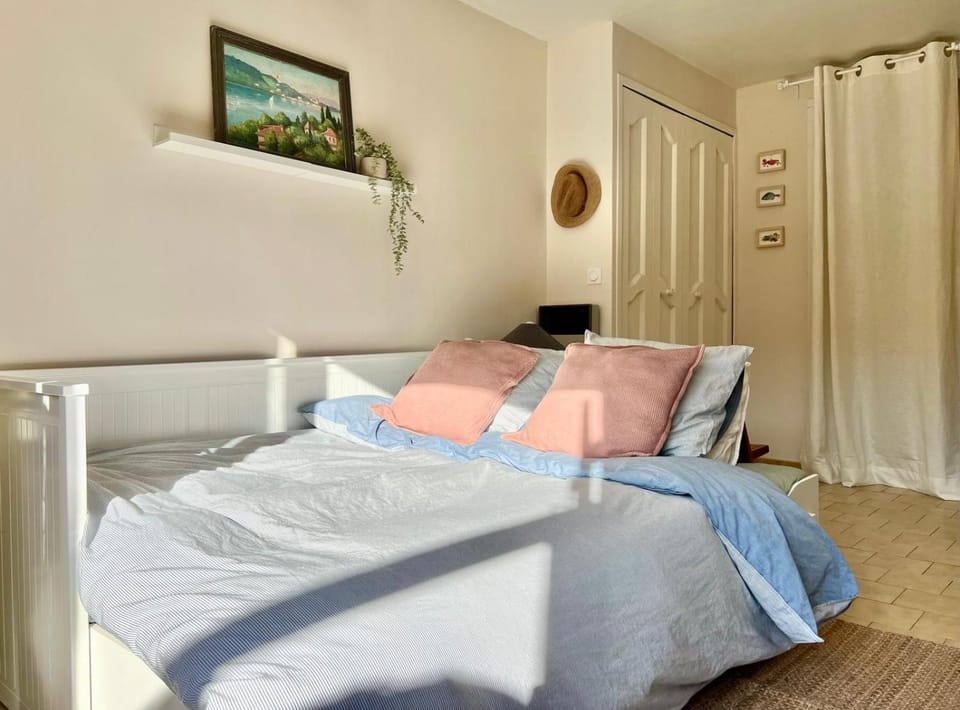Beautiful studio terrace with Esparron lake view 4 people Apartment in French Riviera