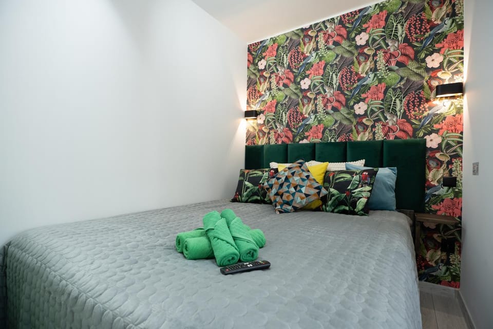 Bed, towels