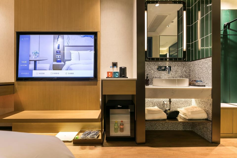 minibar, towels