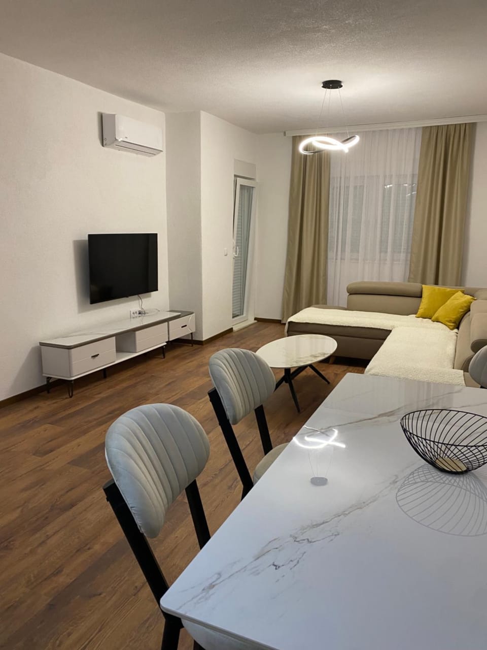 Communal lounge/ TV room, TV and multimedia, Living room, Seating area, Bedroom, air conditioner