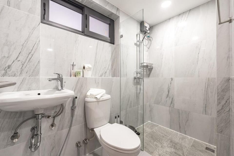 Shower, Toilet, Bathroom, Bath, bidet, towels