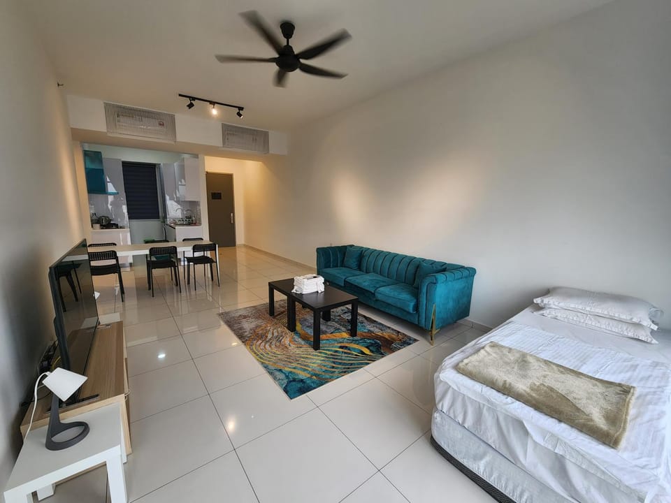 Bed, TV and multimedia, Living room, Photo of the whole room, Seating area, Dining area, Bedroom, air conditioner