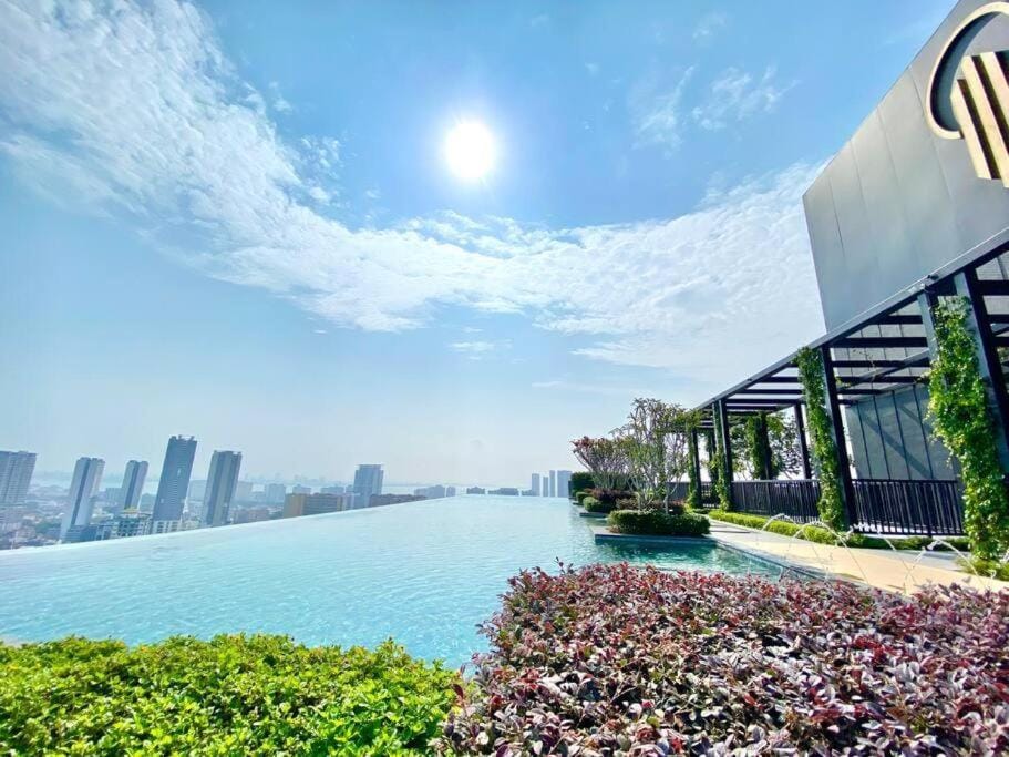 Property building, Day, Natural landscape, Garden, City view, Garden view, Pool view, Sea view, Swimming pool, Swimming pool