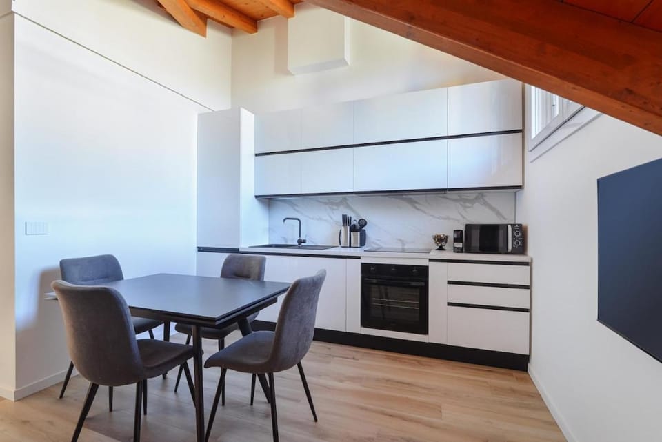 Coffee/tea facilities, Kitchen or kitchenette, Dining area, stove
