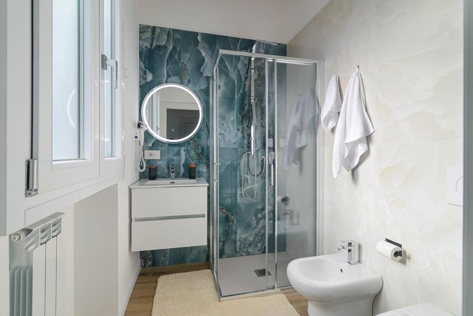 Shower, Toilet, Bathroom, towels