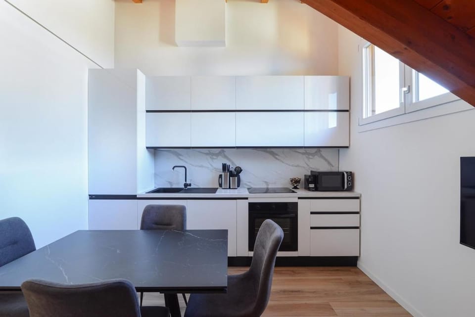Coffee/tea facilities, Kitchen or kitchenette, Dining area, stove