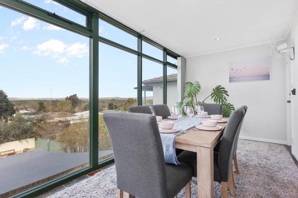 Large 5BR Retreat - Sleeps 10 - Outdoor Entertaining Apartment in Wagga Wagga