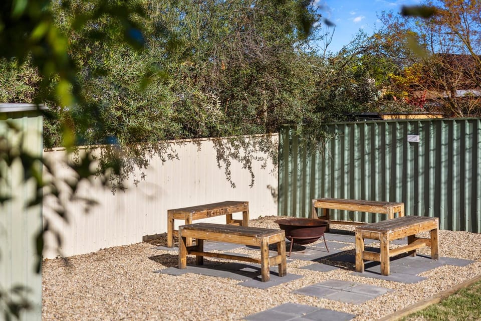 Large 5BR Retreat - Sleeps 10 - Outdoor Entertaining Apartment in Wagga Wagga