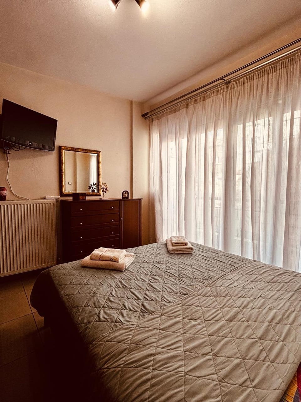 Bed, TV and multimedia, Photo of the whole room, Bedroom, towels