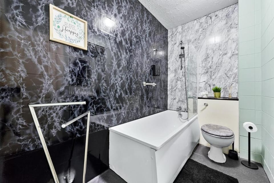 Bright modern Flat near tower bridge Apartment in London Borough of Southwark