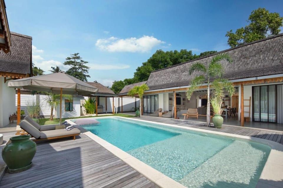 Swimming pool, sunbed