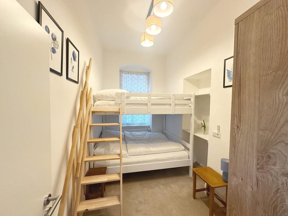 Bedroom, bunk bed