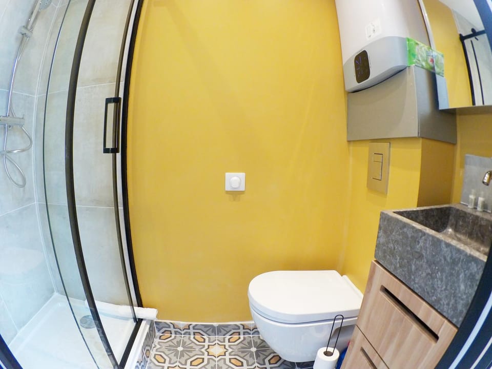 Shower, Toilet