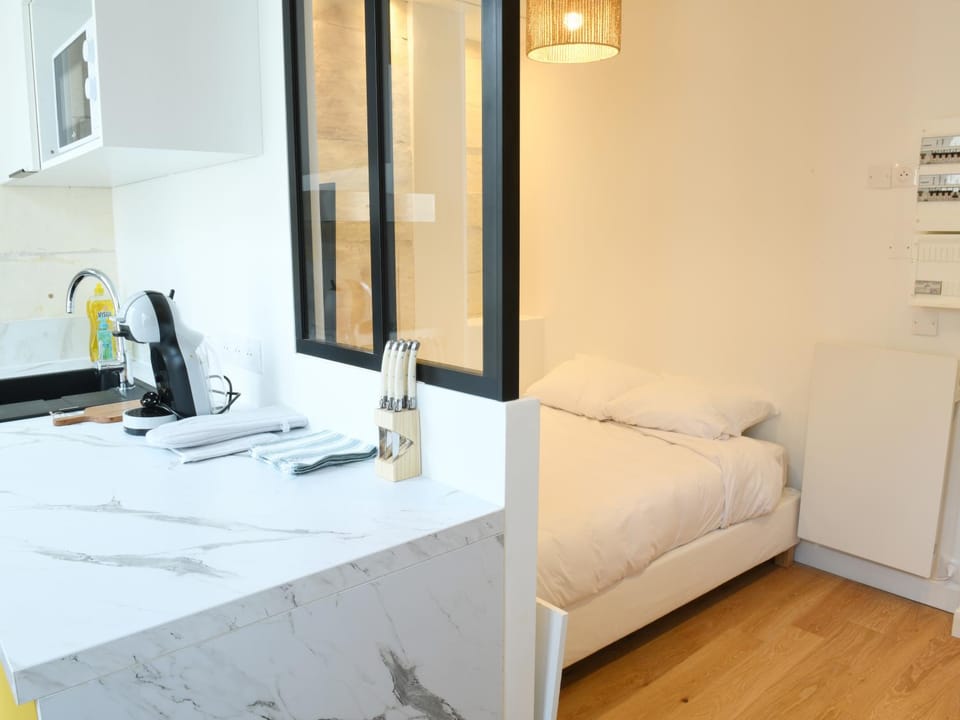 Photo of the whole room, kitchen