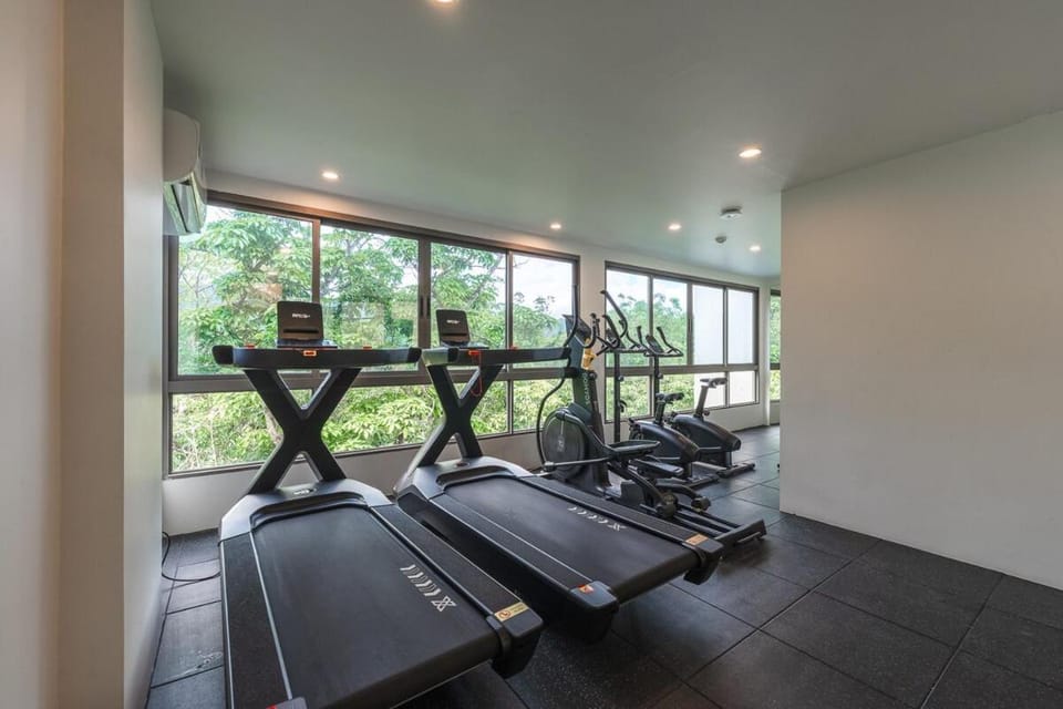 C190 Sleek 1BR with Infinity Pool, Gym, Rooftop Apartment in Kamala