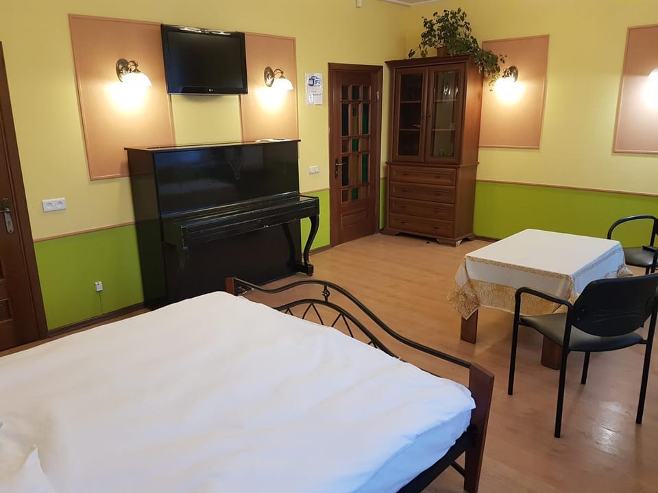 Bed, Living room, Photo of the whole room, Seating area, Bedroom