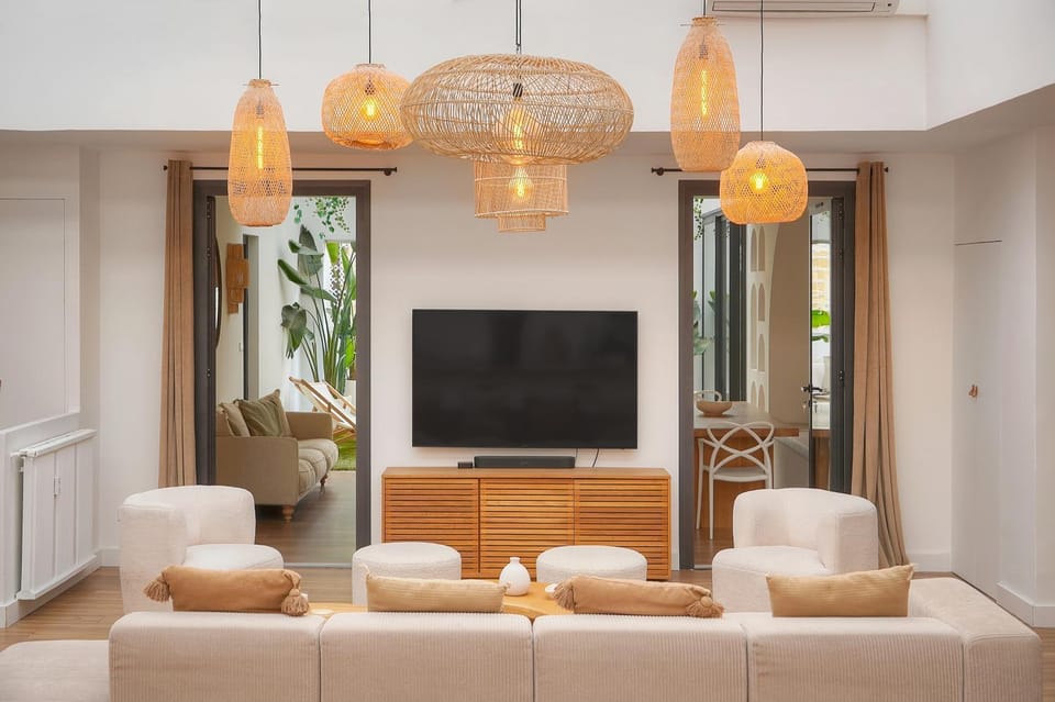 TV and multimedia, Living room, Seating area, air conditioner