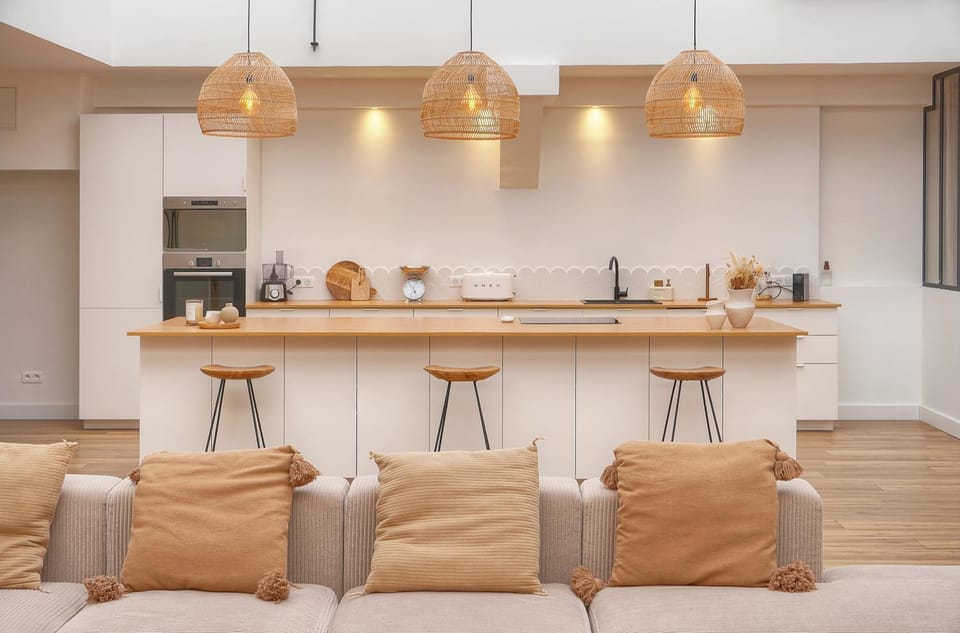 Kitchen or kitchenette, Living room, Food and drinks, Seating area, Dining area, Food
