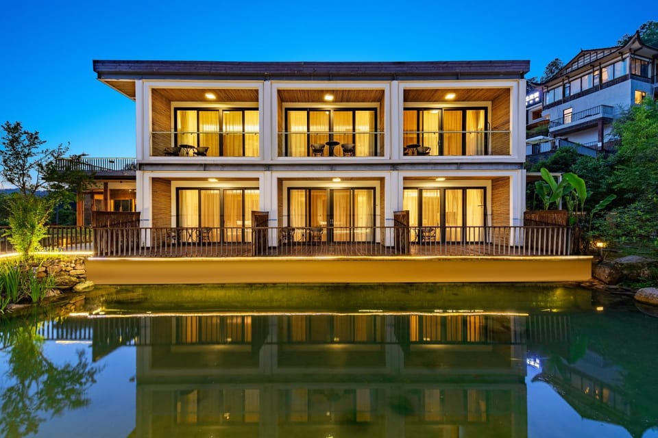 Property building, Natural landscape, Garden, Garden view, Lake view, Swimming pool