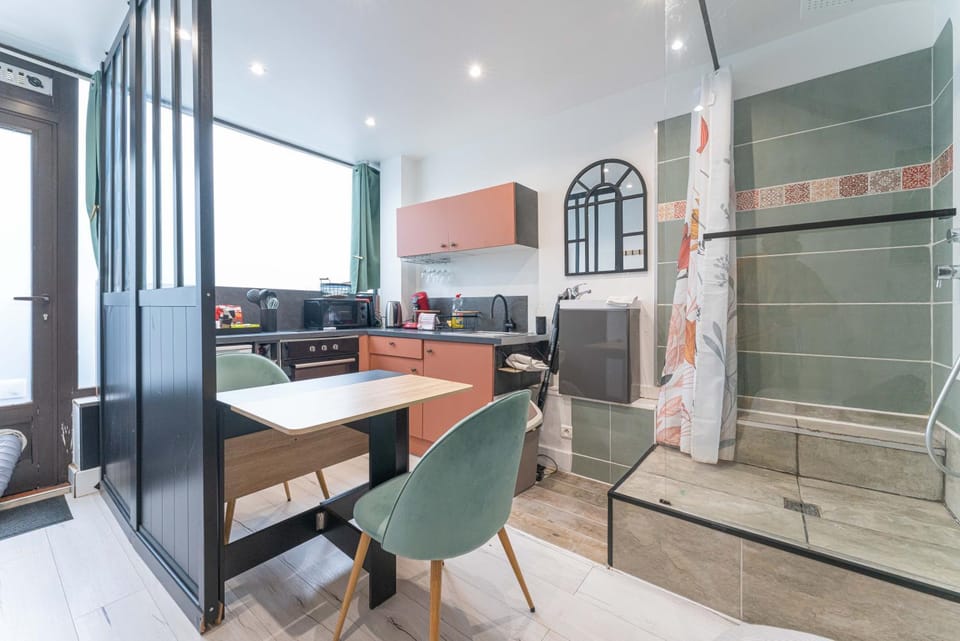 Property building, Kitchen or kitchenette, Living room