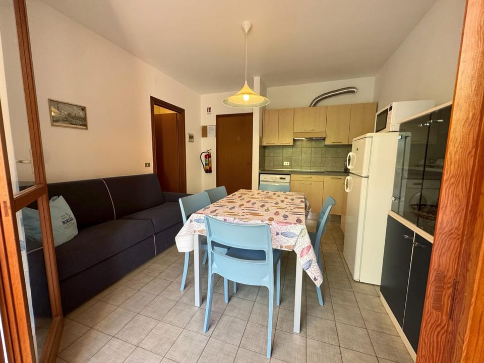 Kitchen or kitchenette, Dining area, microwave, washing machine